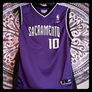 Sacramento “Bibby 10” Jersey. Youth large 14-16.